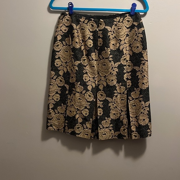 Ann Taylor, black and gold floral pleated skirt size 4 petite - Picture 2 of 5